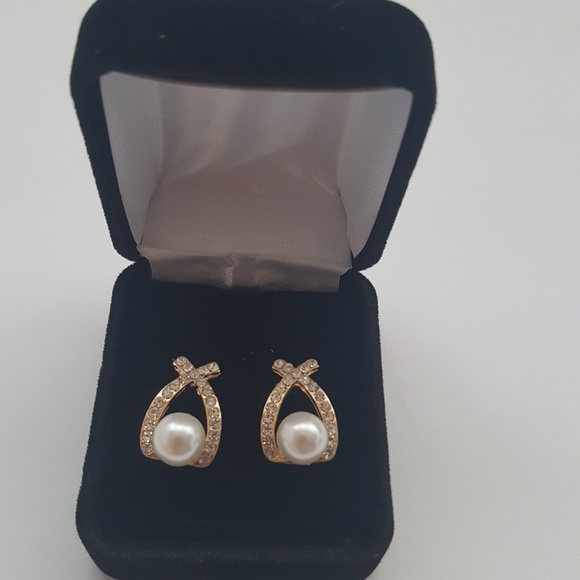 Jewelry - Pearl earrings